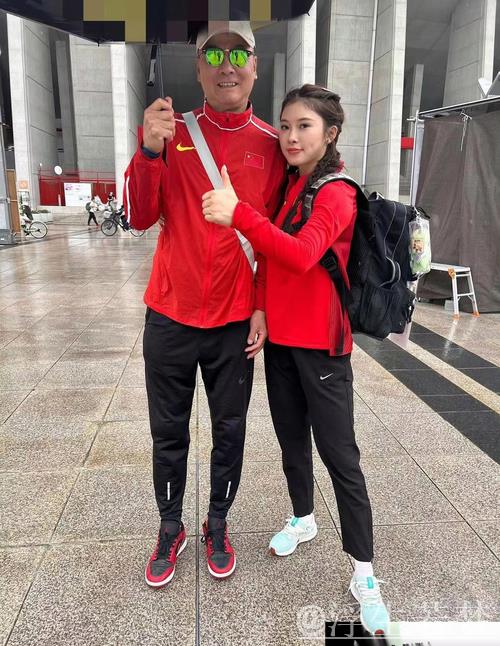 吴艳妮与苏炳添合影曝光,面容变化明显,身高略显差距 吴艳妮与苏炳添合影曝光,面容变化明显,身高略显差距