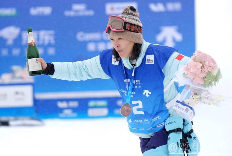 蔡雪桐在U型场地世界杯单板滑雪中夺得季军 蔡雪桐在U型场地世界杯单板滑雪中夺得季军