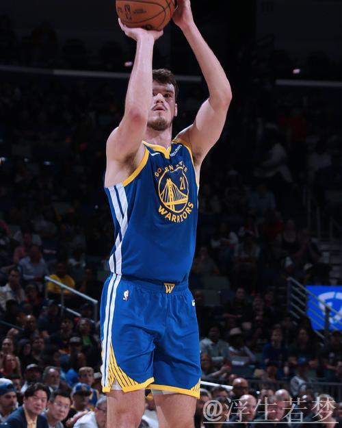 波斯特半场15分钟砍下11分2篮板2助攻,投篮命中率40%。 波斯特半场15分钟砍下11分2篮板2助攻,投篮命中率40%。